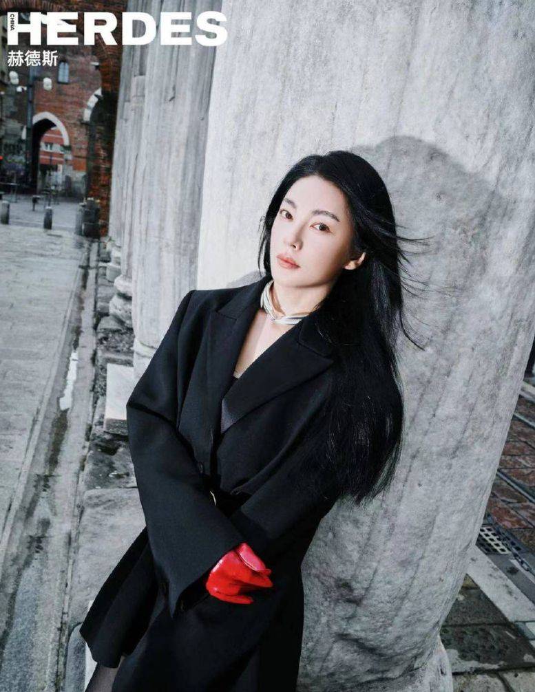 张雨绮素妆颜值在线 穿红色长靴御姐气质拉满_黑色_造型_整体