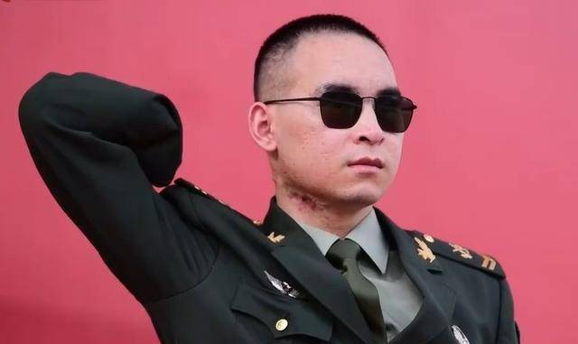 "排雷英雄"杜富国,和平年代被授一等功,一家四兄妹皆坚守一线_杜俊