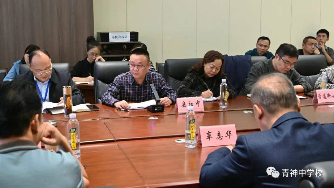 会在青神中学校举行,县人大副主任郑学敏,县政府副县长杨燕强莅会指导