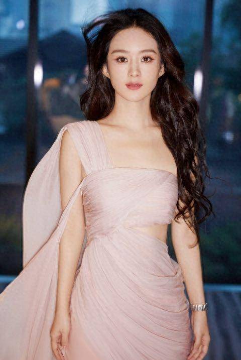 赵丽颖亮相活动,粉色紧身裙展示完美身材,大波浪卷发添时尚魅力_红唇