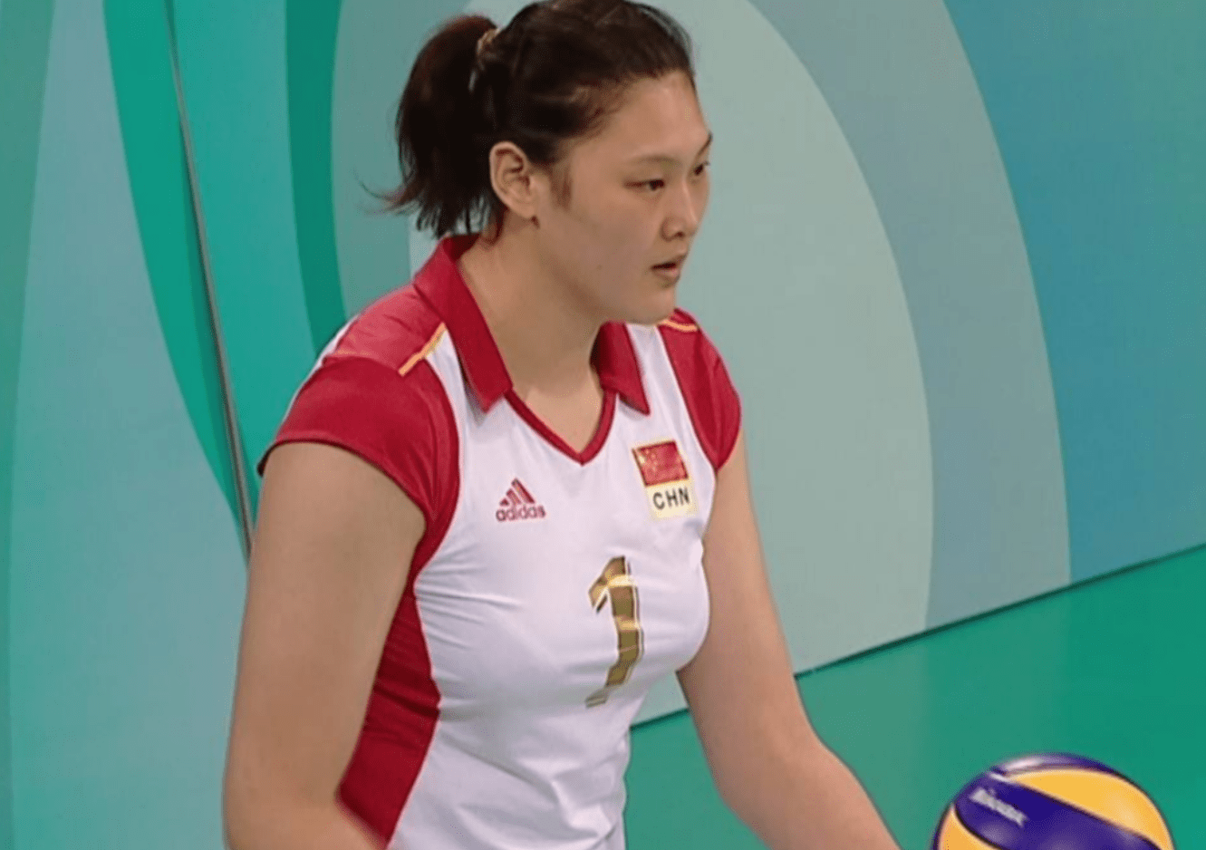 女排名将王一梅:巅峰时暴打日本,后遭郎平弃用,如今35岁怎样了_游泳