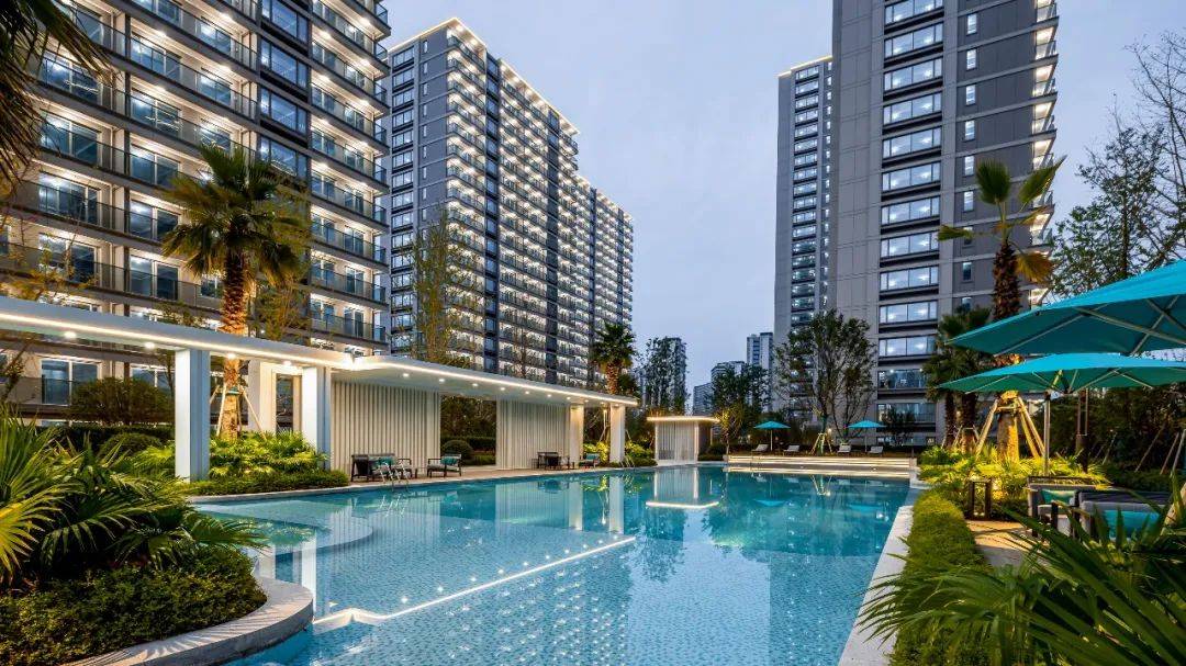 中天·溪珺庭实景图在霓虹中远远迎接风尘仆仆的归人张开怀抱建筑线条