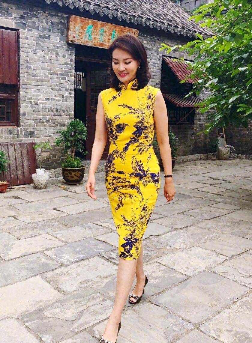 46岁刘芳菲亲自示范:裙子没及膝盖,风衣不配丝袜,中年不像大妈_女性