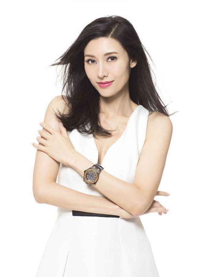 52岁李嘉欣美在生活,素颜抢眼挡不住腿,任意摆拍美妙如花_魅力_姿势