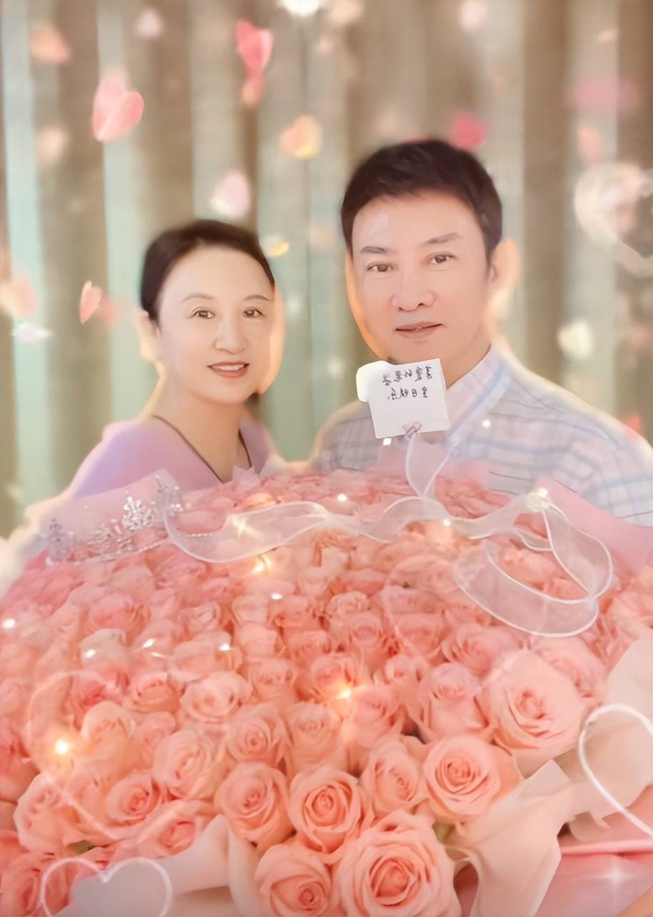 江涛:越老越学会浪漫,买了一束999朵的玫瑰花给老婆万小牧庆生