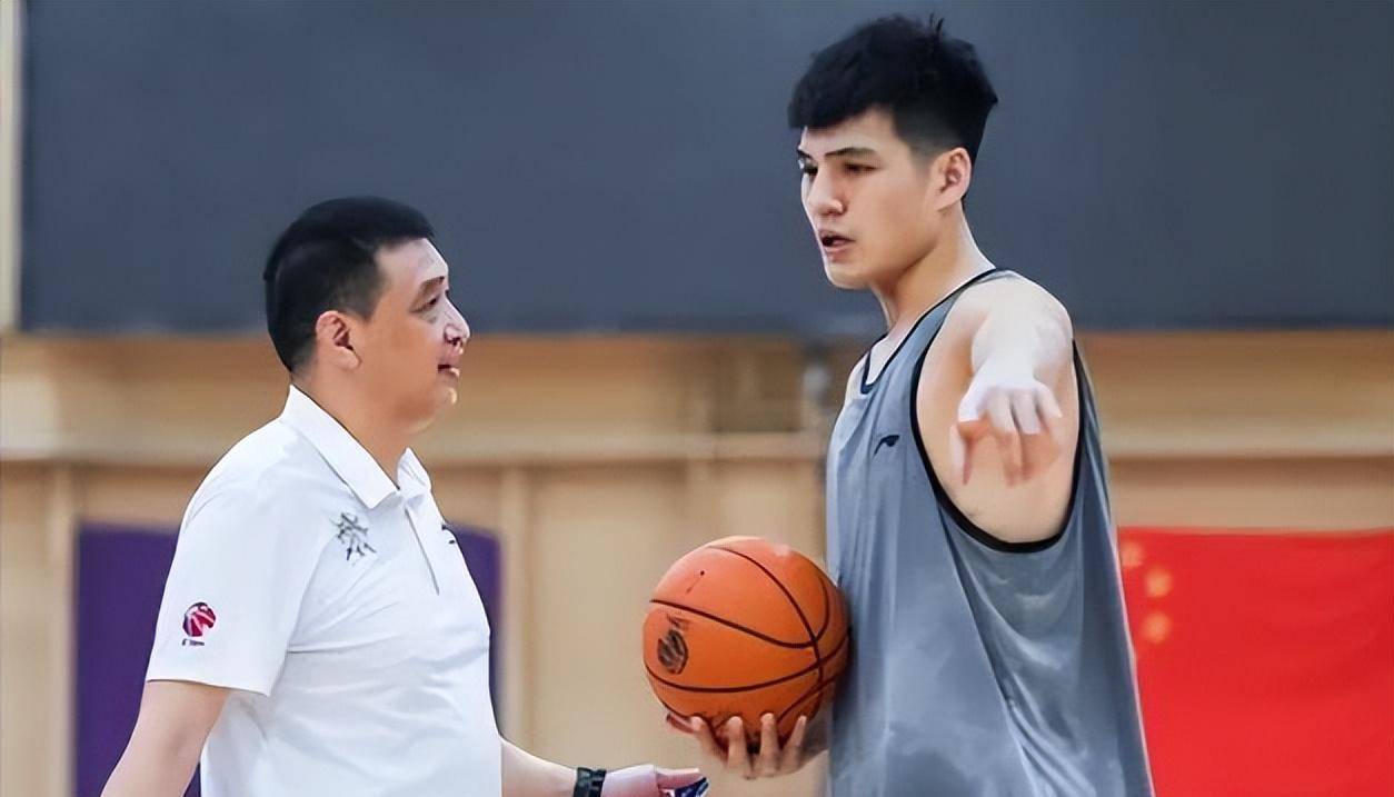 深圳队vs北控男篮,2大顶级内线对轰,状元面临考验_比赛_球员_闵鹿蕾