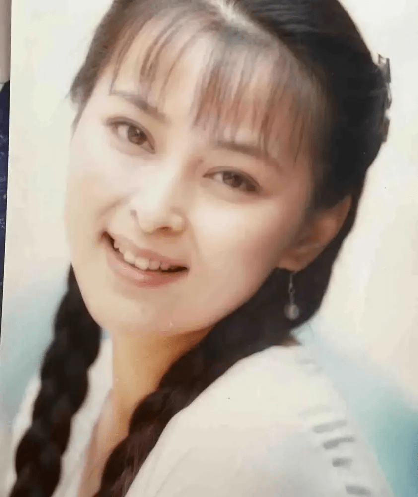 演员何音:与黄志忠离婚后,再婚嫁小9岁丈夫,一起养大前夫儿子_表演