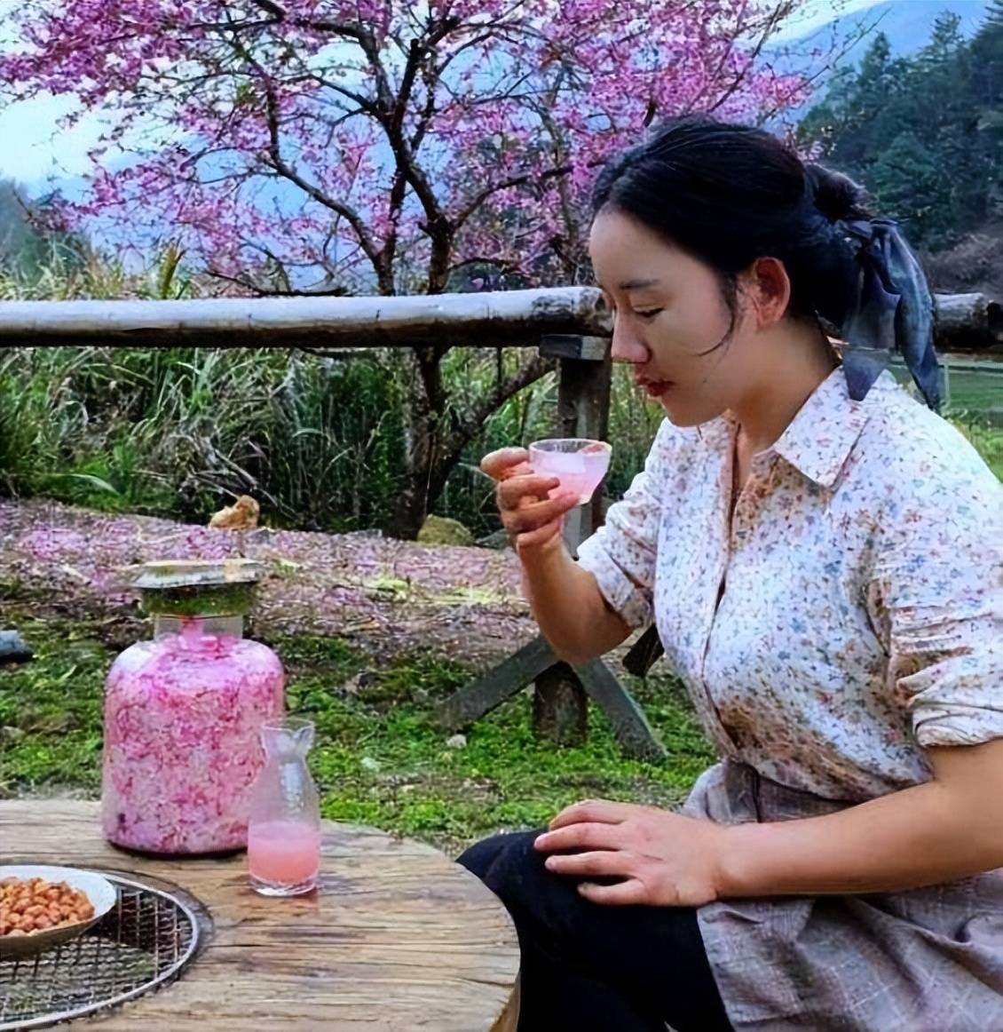 乡愁沈丹首次录综艺,真实分享前男友借款经历,对叛逆期女儿担忧_广大