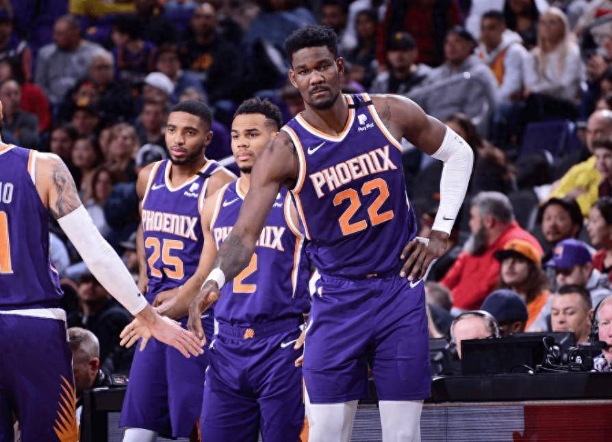 艾顿是一位备受关注的天才球员,他在高中时期就展现出了出色的篮球