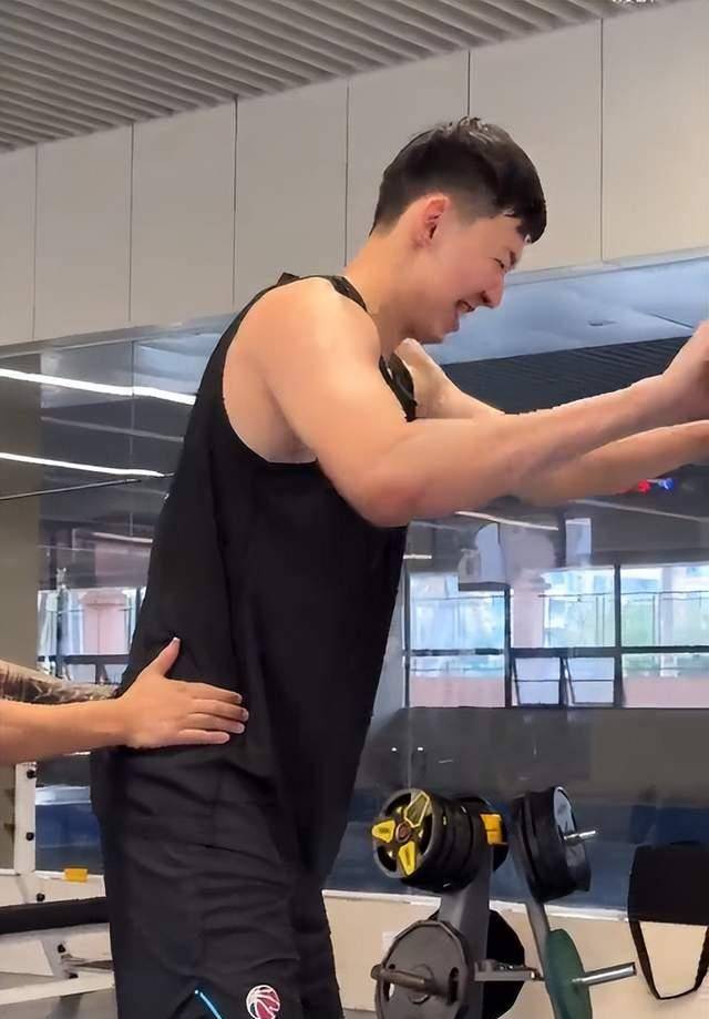 周琦光顾赵睿东莞的东北菜馆,墙上挂着他送的火箭签名球衣_训练_餐厅