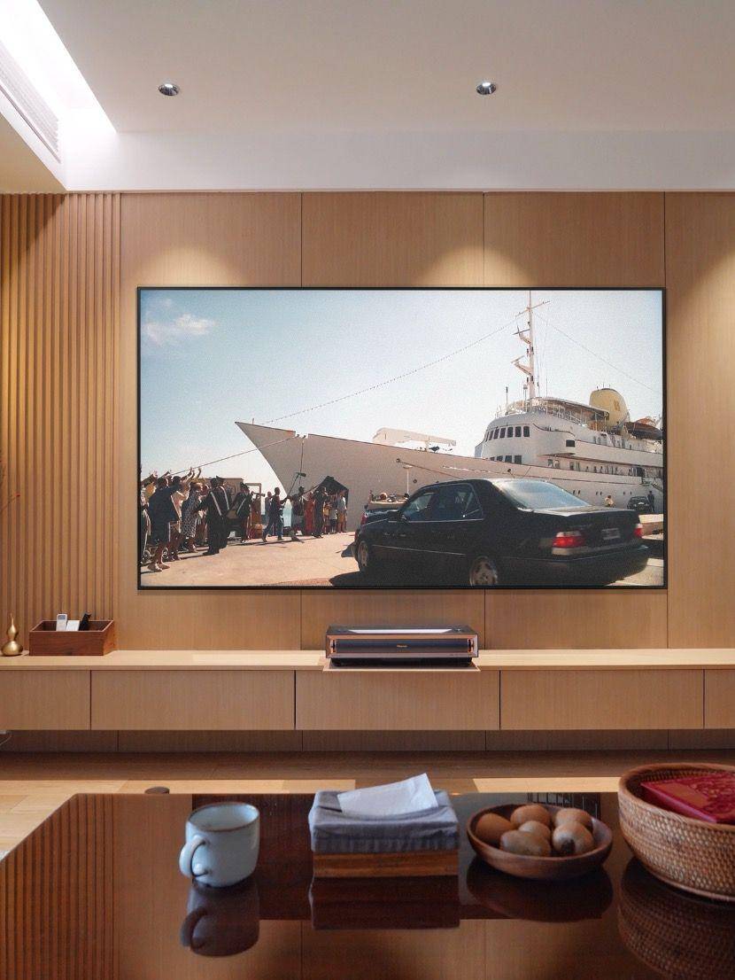 超短焦激光电视选购攻略,兼评海信爆款机型有何亮点_亮度高_屏幕_投影