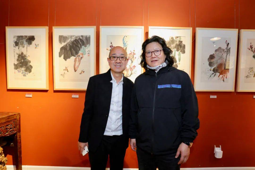 观看作品画展开幕仪式由玺朗艺术空间总经理萧冰主持天津工艺美院教授