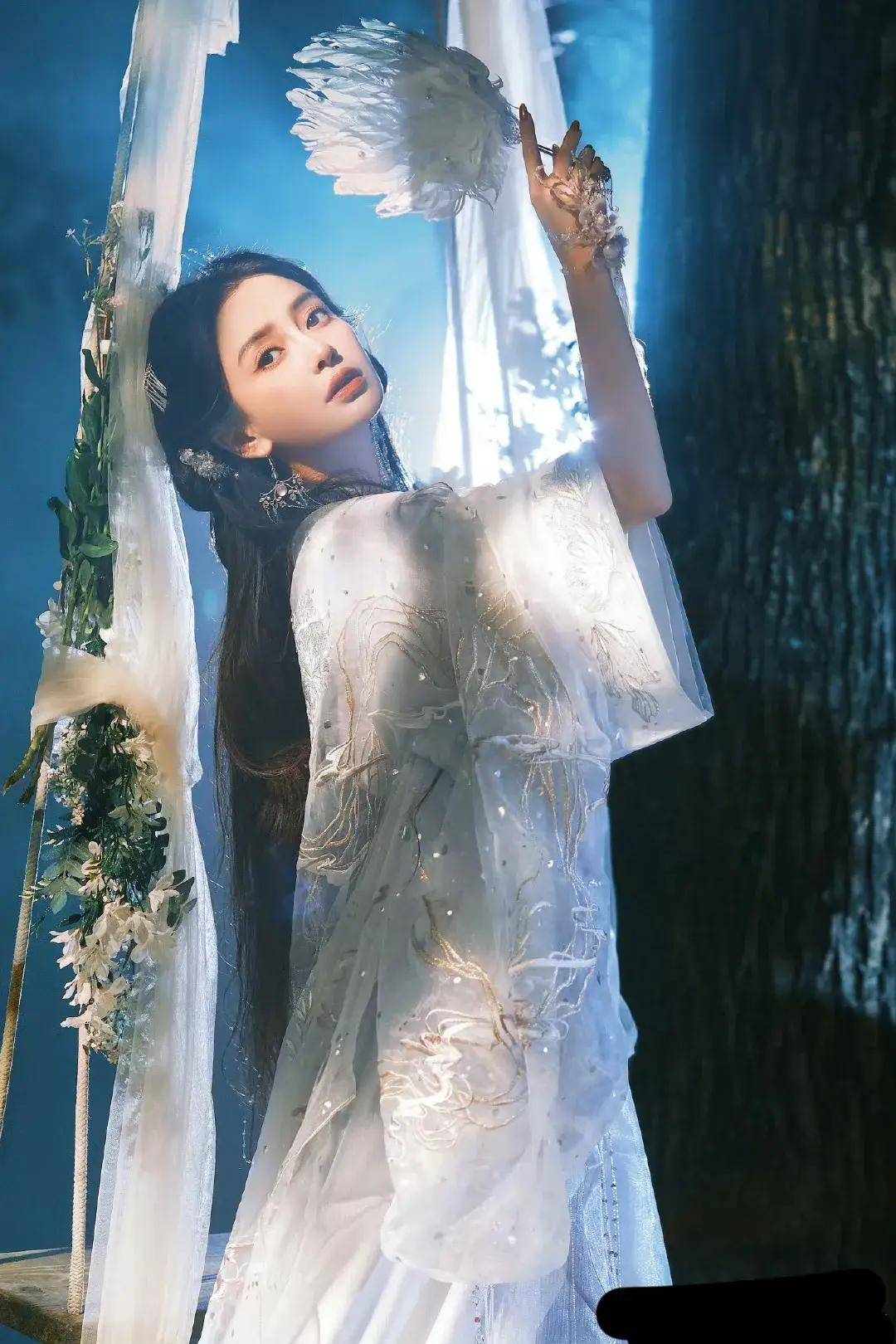 angelababy申请强制执行,可这次香港娱记搬出了陈冠希父亲和成龙_杨颖