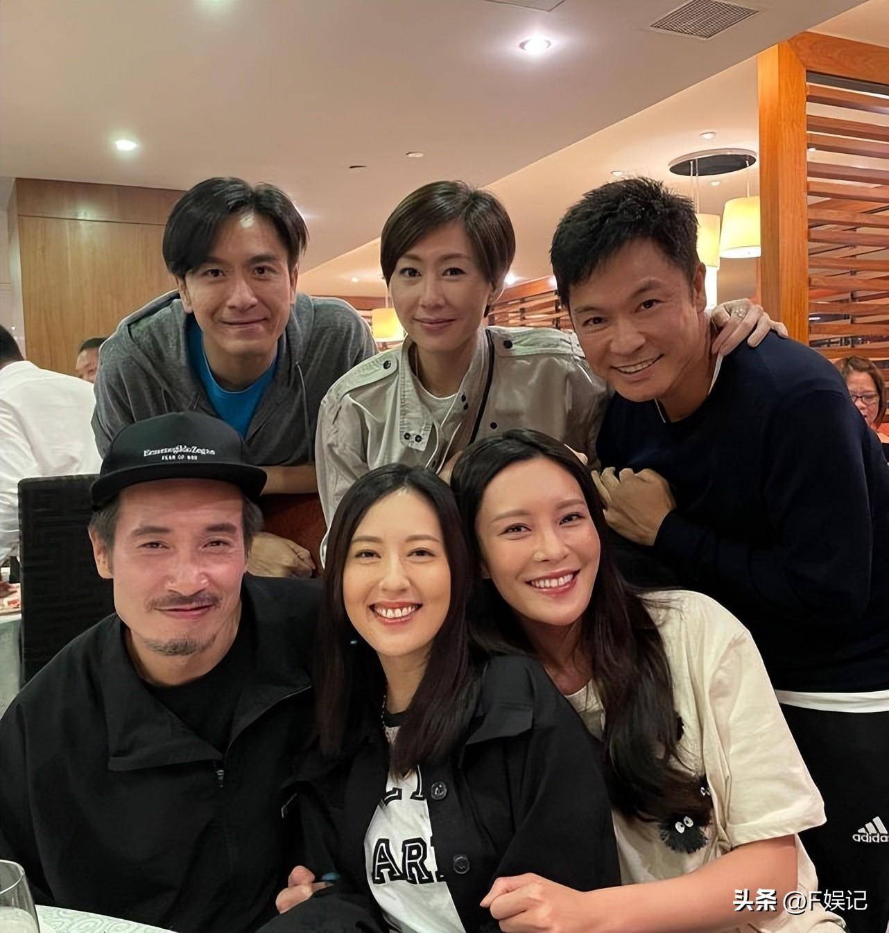 tvb花旦唐诗咏黄翠如难得相聚出海玩水 两人穿泳衣在水中秀好身材