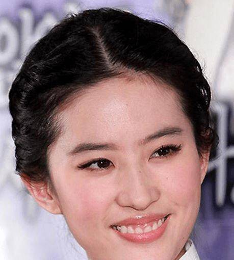 眼睛小牙龈大的她却成全民女神!_美女_网友_刘亦菲