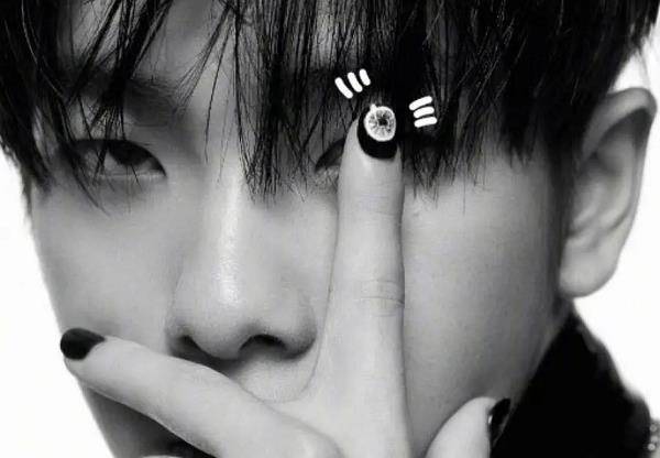 在小编的印象里,第1个做美甲出镜的是权志龙,他在自己的演唱会上涂了