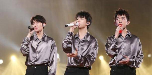 同游环球影城,情侣纹身曝光_郑小萌_郑晓_组合