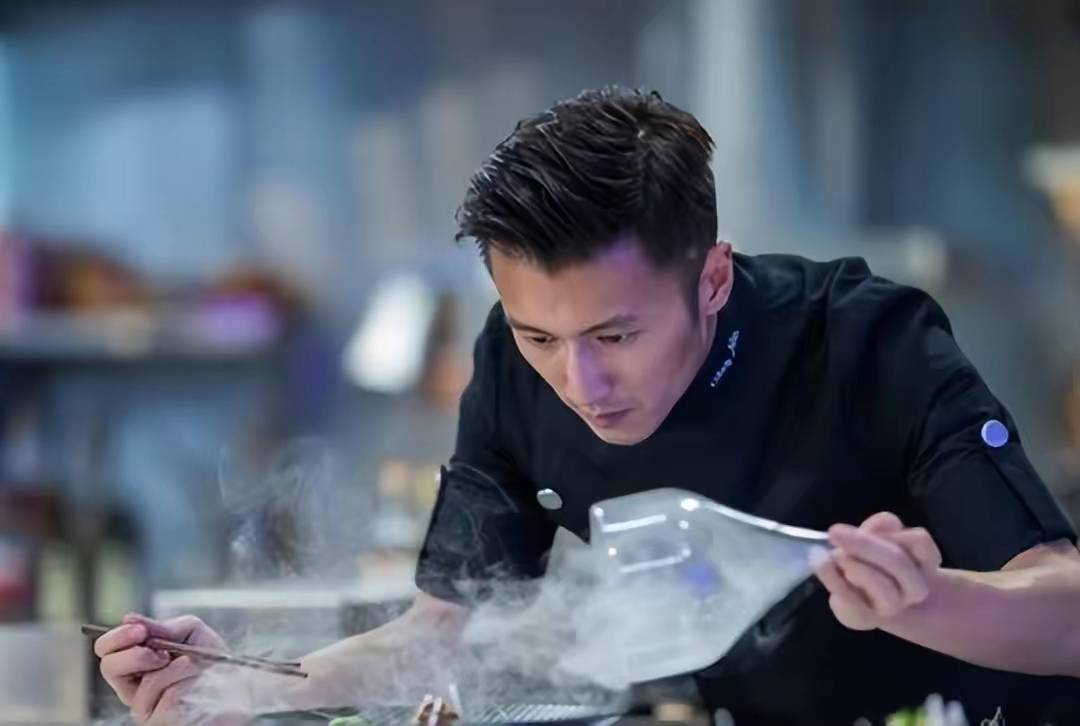 谢霆锋好爱国,退出加拿大国籍回归中国国籍,为此缴纳高额退籍税.