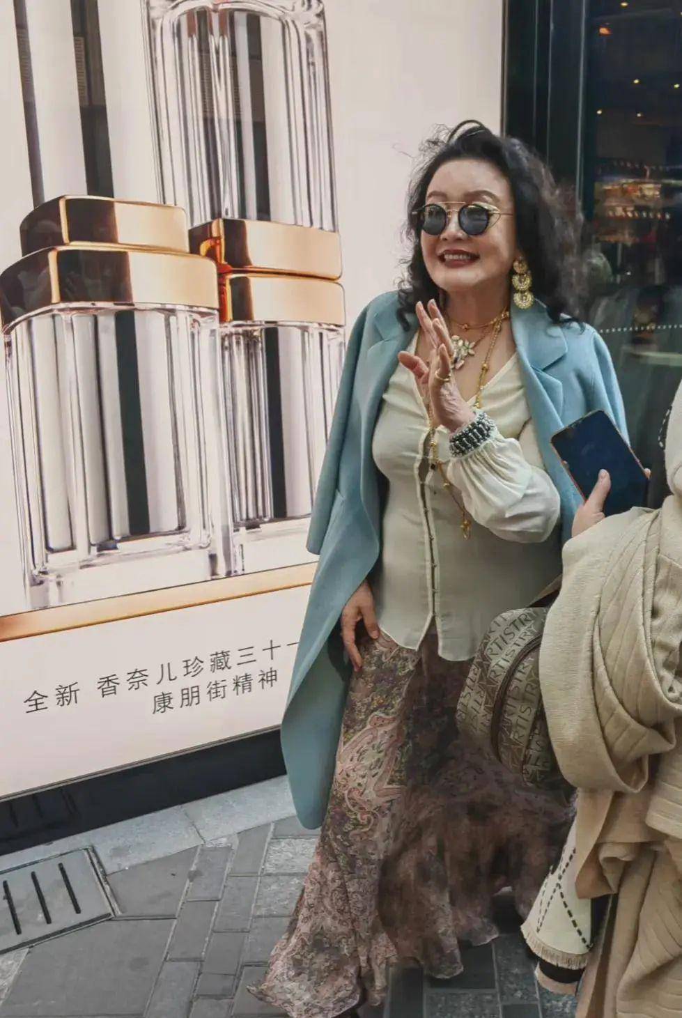 张兰在街头直播,生图感叹气场强大打扮又洋气,比女明星还时髦!