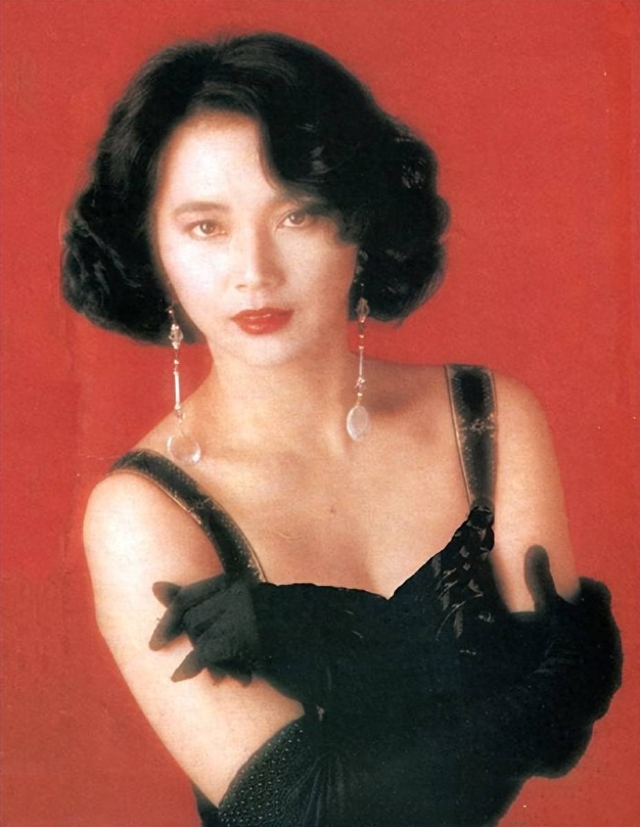 "福星高照,夏日福星"中,练过几年的胡慧中凭着利落的身手,又刚又欲的