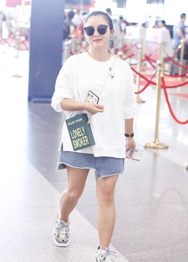 何洁穿牛仔短裙亮相机场,光美白脸没美白腿,导致颜色差异过大_李宇春