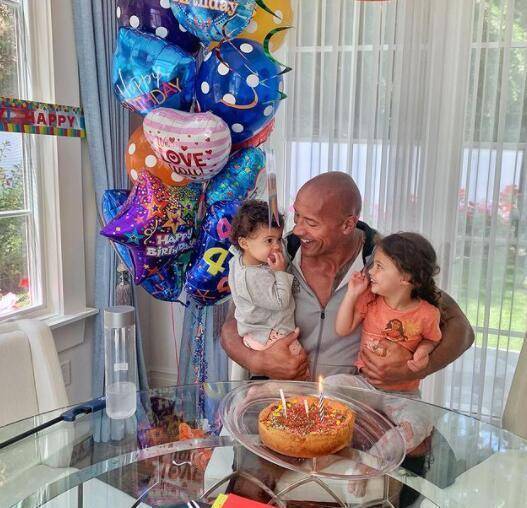 巨石强森的脸被女儿当画布玩,无奈表情藏满宠溺_萝伦_爸爸_皮卡丘