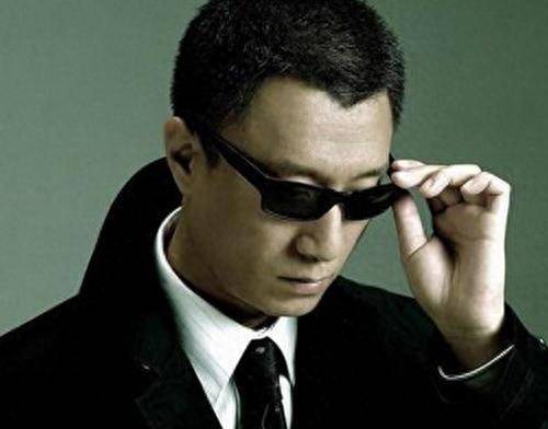 墨镜一戴,黑西装一穿,孙红雷就是真正的黑老大.