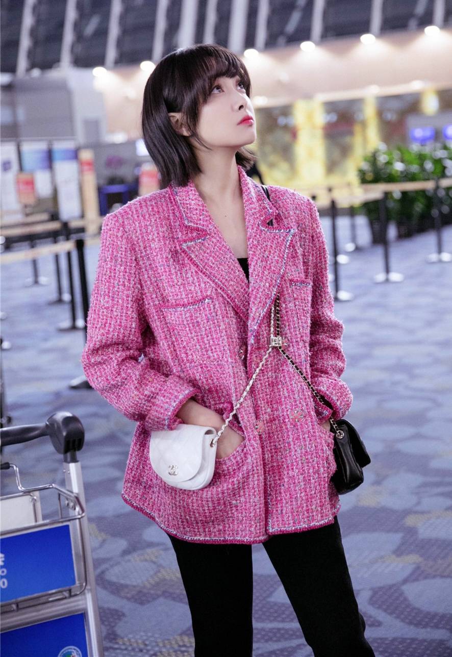 宋茜多巴胺风格的粉色小香风西装,精致时髦很有潮范_黑色_女性_设计