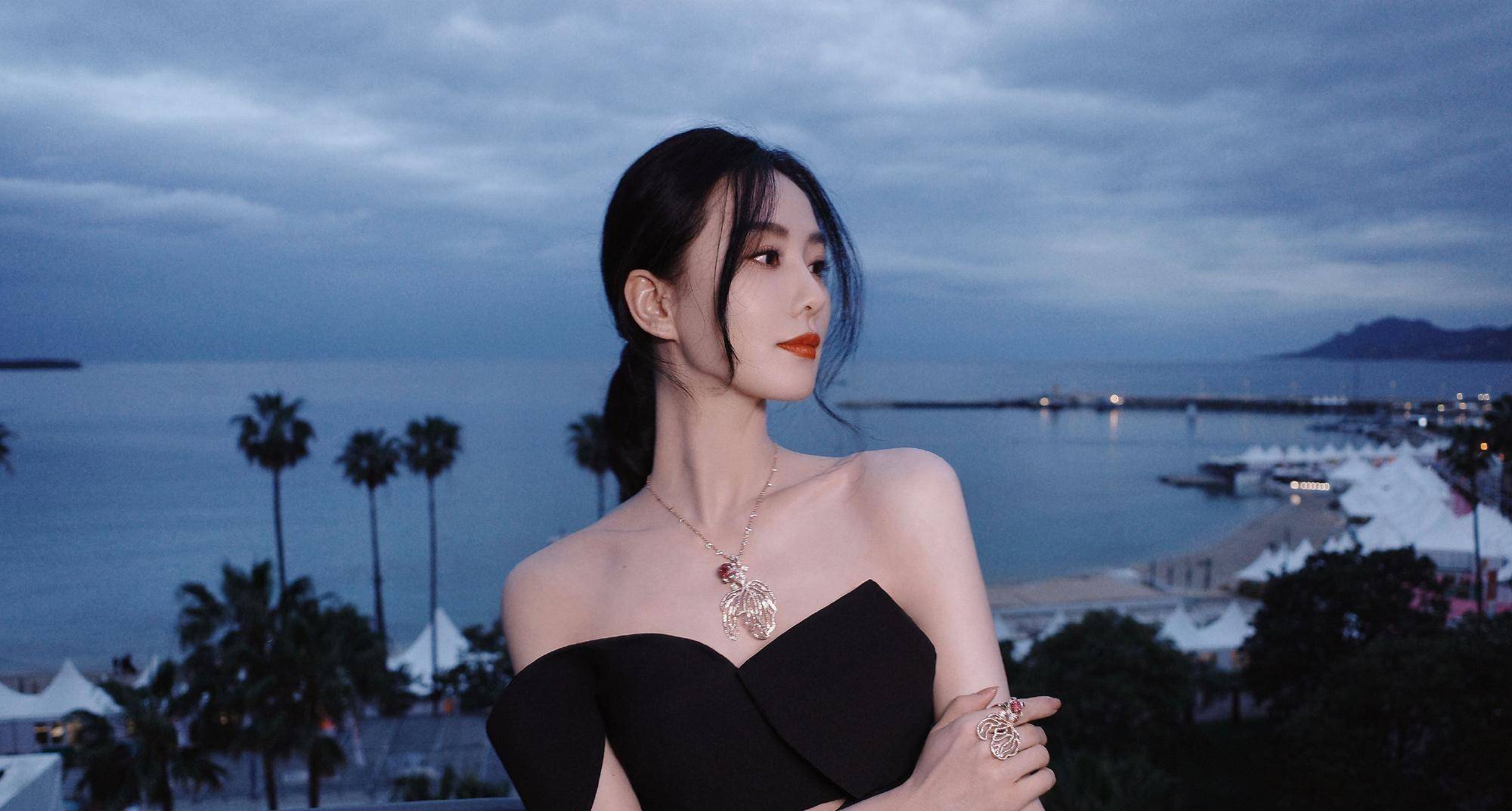 刘诗诗佩戴金鱼项链红唇黑裙亮相戛纳,优雅迷人一如既往_黑色_气质