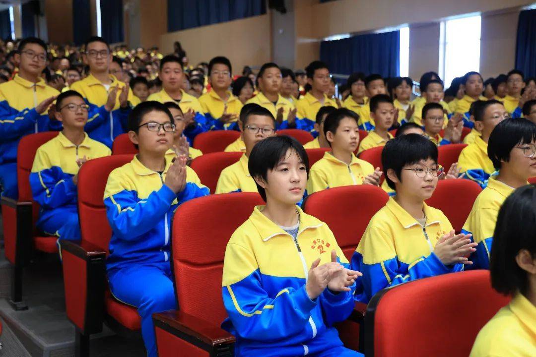 张家口启臻学校初一年级阶段性表彰暨期中考试动员大会_同学_班级