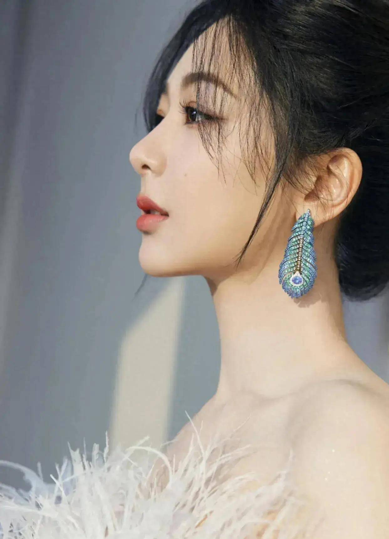 杨紫白色羽毛抹胸礼服亮相圈内,高贵优雅_造型_气质_整体