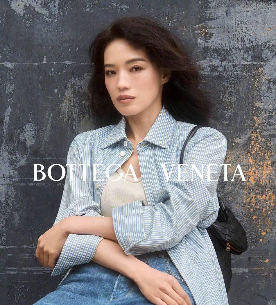 《上海堡垒》的票房惨败,而自从嫁给了冯德伦之后,舒淇也很少出现在她