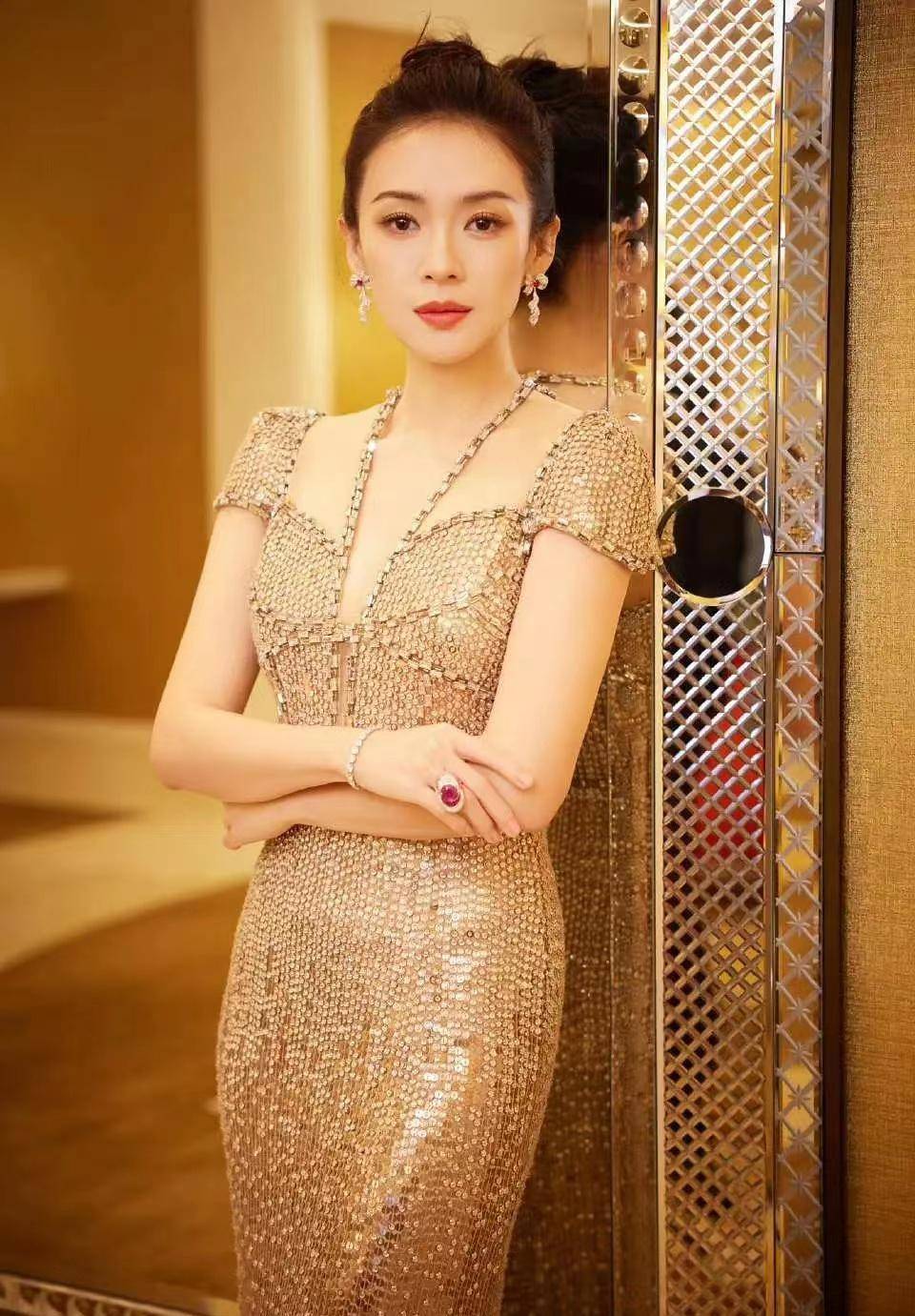 周迅像香奈儿公主,章子怡好霸气_气质_金色_连衣裙