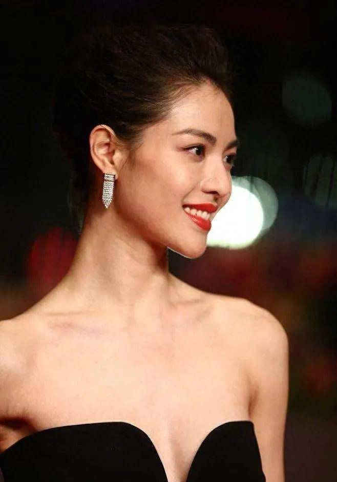 冯小刚捧红,成龙接着捧,洪金宝等着捧,年纪轻轻就被大佬们钟爱_钟楚曦