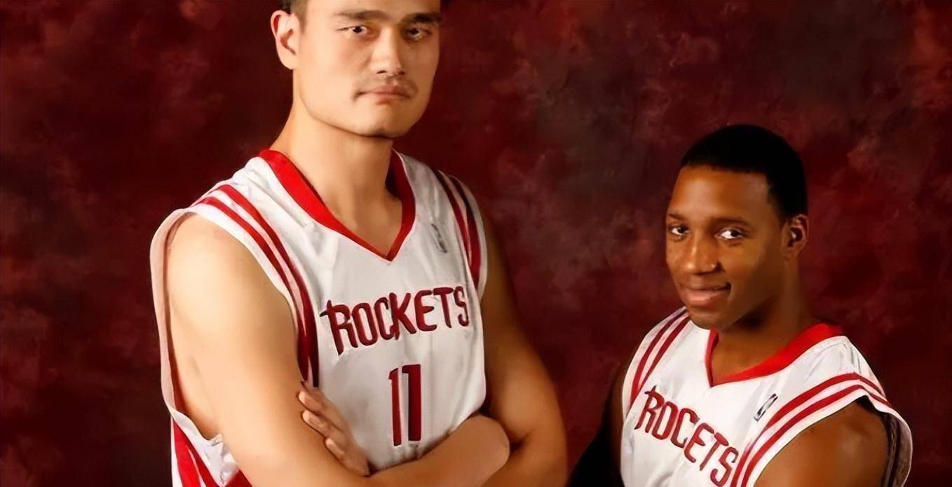 姚明空降nba篮网主场,蔡崇信作陪,翘起二郎腿看球,霸气十足_比赛_篮球