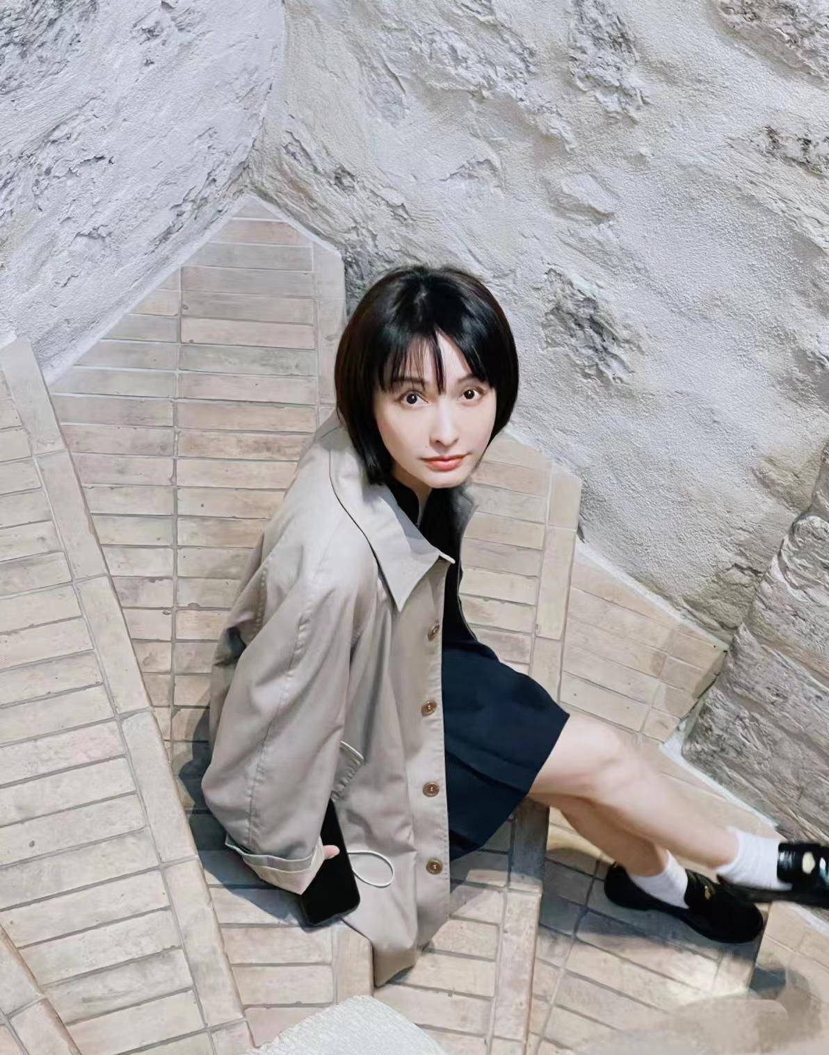吴昕亮相阿里巴巴校园身材娇小颧骨高 41岁很年轻