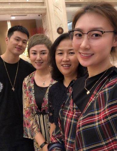 孟铎:男篮前国手晒幸福合照,娶女篮第一美人,夫妻都是联赛冠军_刘格婷