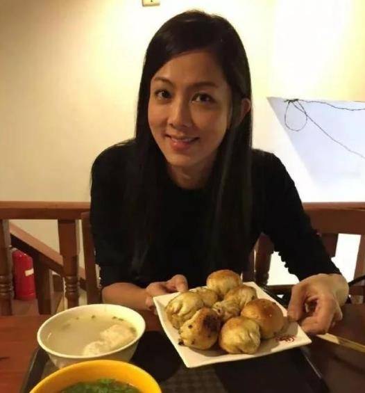 被老公说不要乱亲别人,离开演艺圈,藤堂静守着爱情,清贫度日_钱韦杉