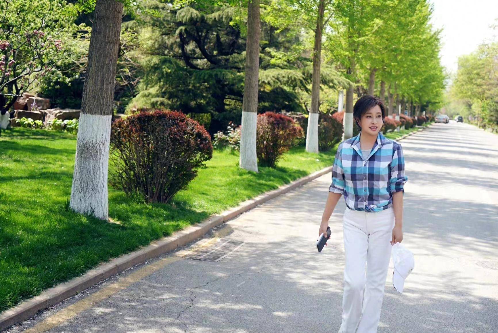 刘晓庆低调走红毯,水墨国风长裙优雅端庄,不愧是"武则天"_老年_衣服