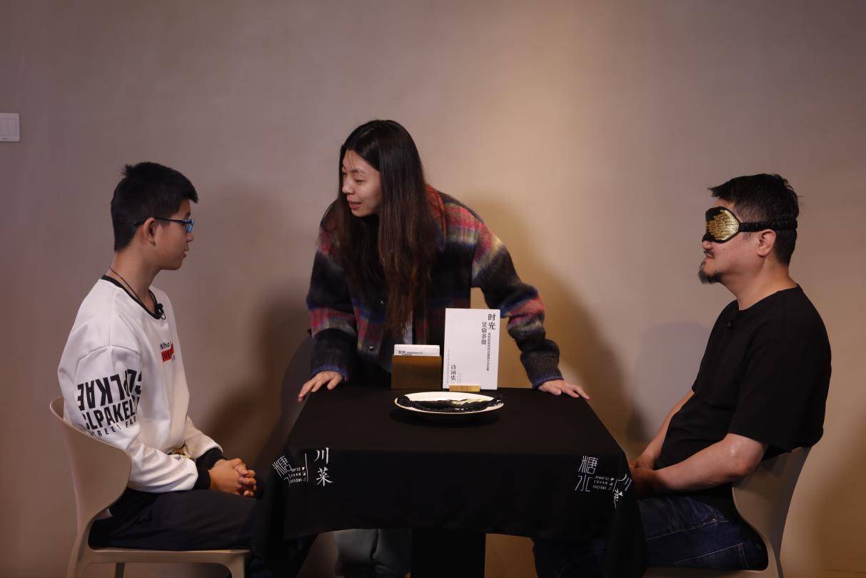 (艺术工作者·画家/雕塑家郭剑与视障青少年李宇凡共进盲餐)(艺术工作