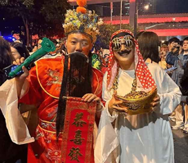 上海万圣节成百变大咖秀，李佳琦一语成名，享受那英吴京向太待遇