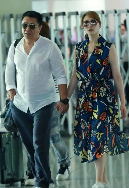 李小冉与丈夫富豪前往机场, 46岁的李小冉邋遢又美得惊人_分析_服装