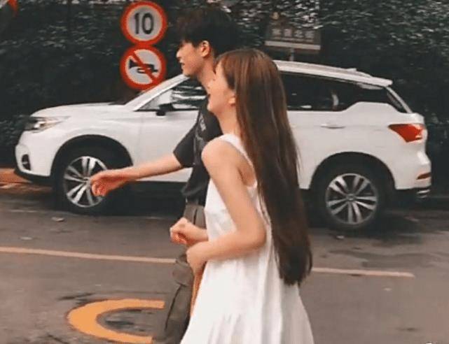 允恩,跟男闺蜜逛街时发现镜头立刻摆拍,表情太真实_王乐乐_赵辰宇