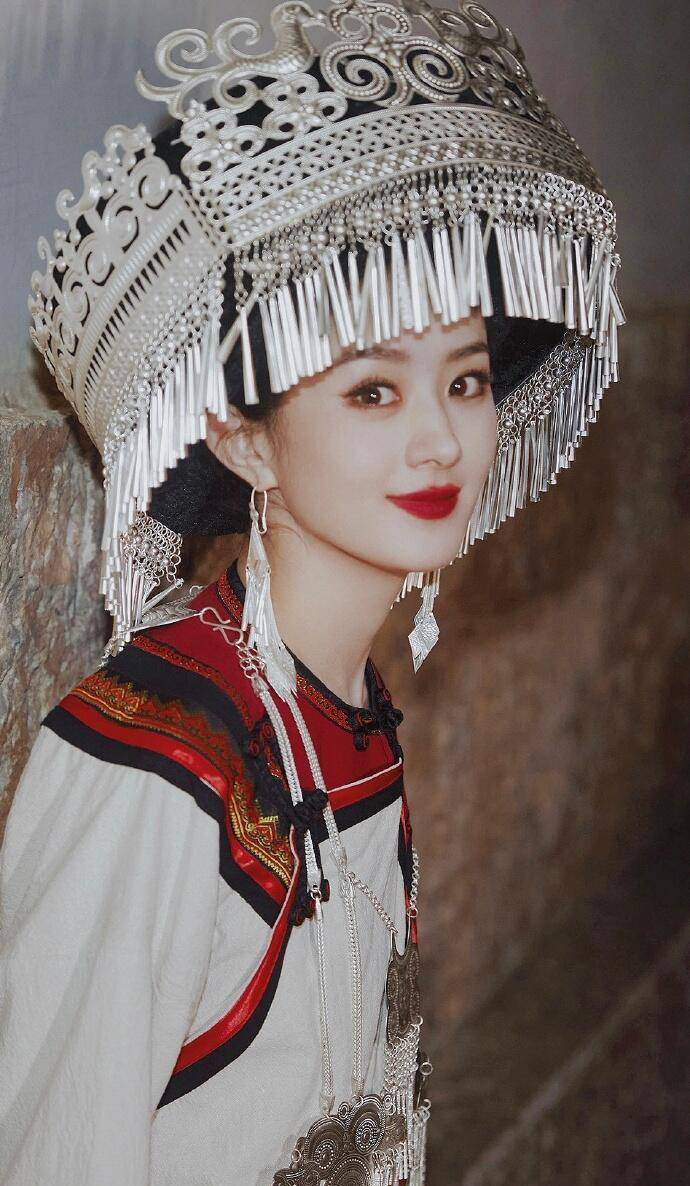 差点没认出这是赵丽颖,穿上苗族服饰后,美得像18岁