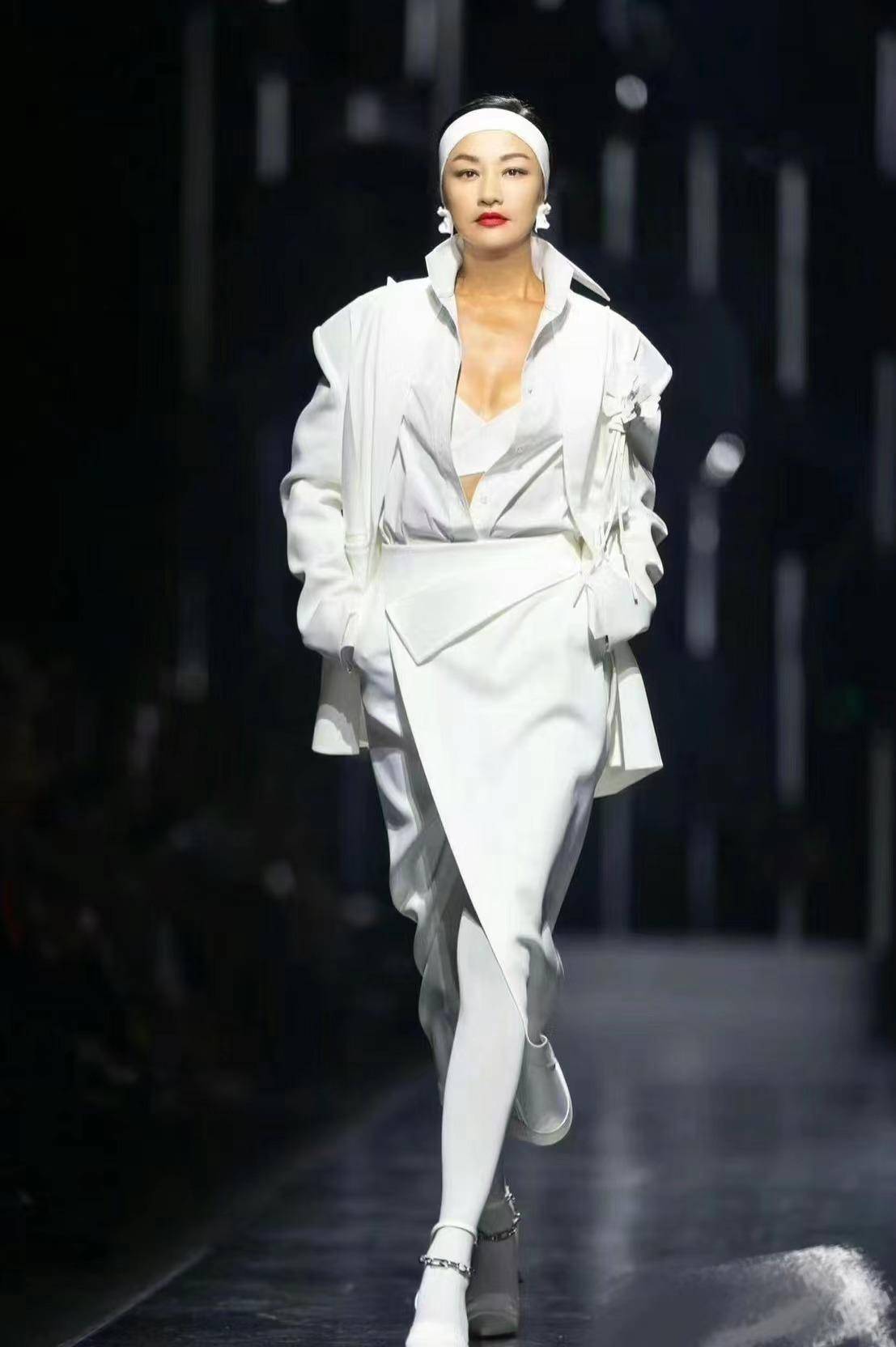 瞿颖上海时装t台秀,"戴孝风"时尚又率性,52岁重操旧业赢麻了_西装