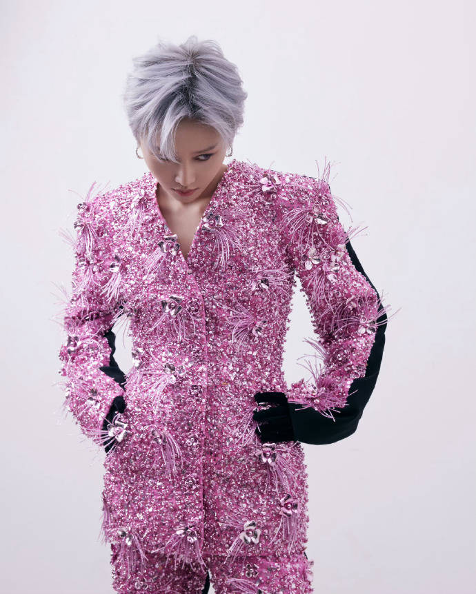 网友:这也盖不住她的时尚本色_造型_舞台_黑色