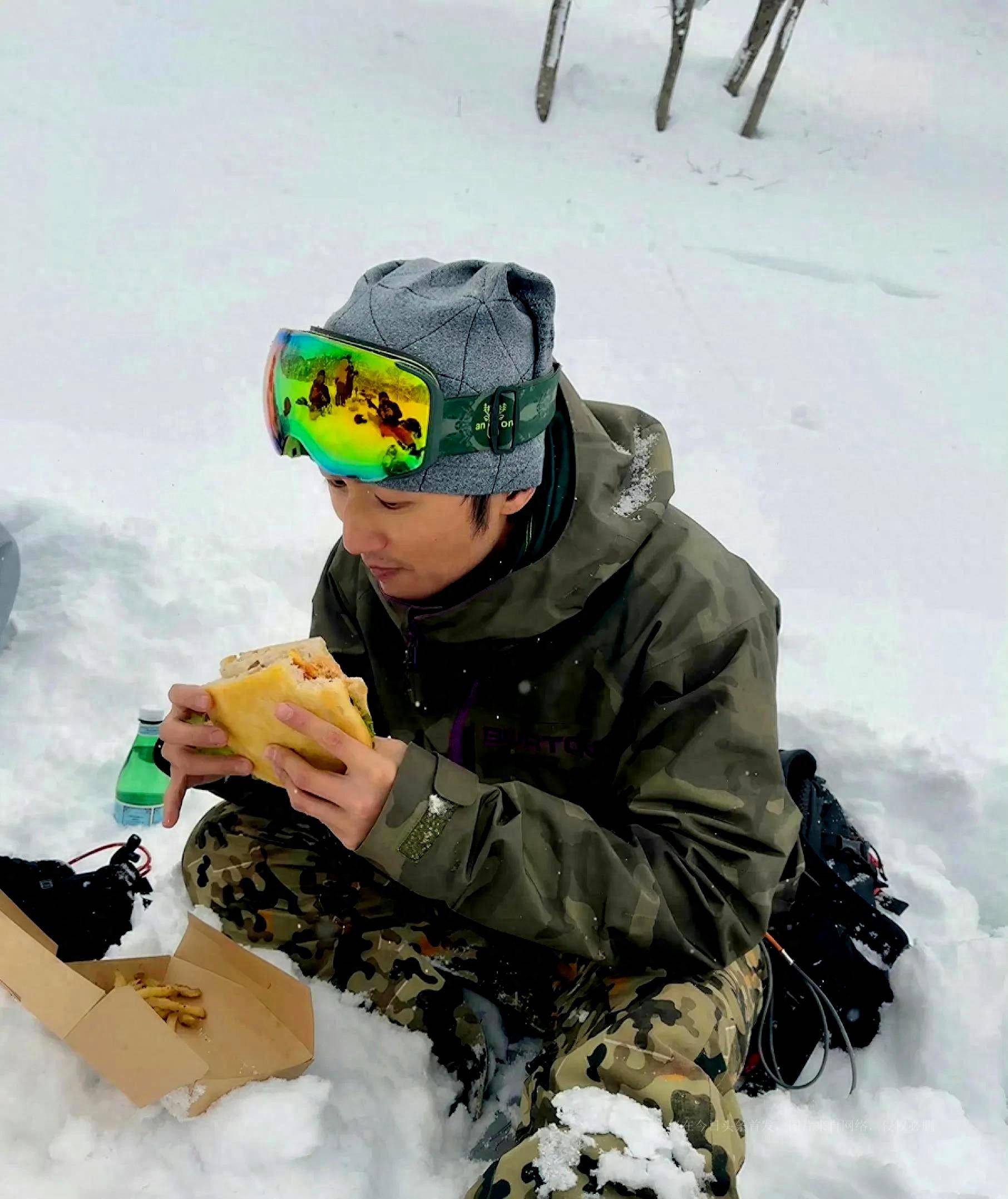 谢霆锋疑似带王菲去日本滑雪,打破分手传闻,两人感情依然很稳定