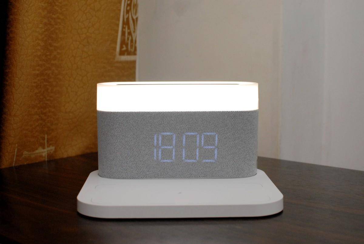 礼物分享：VFZ无线充电台灯，闹钟+时钟+无线充，好看好用又实用
