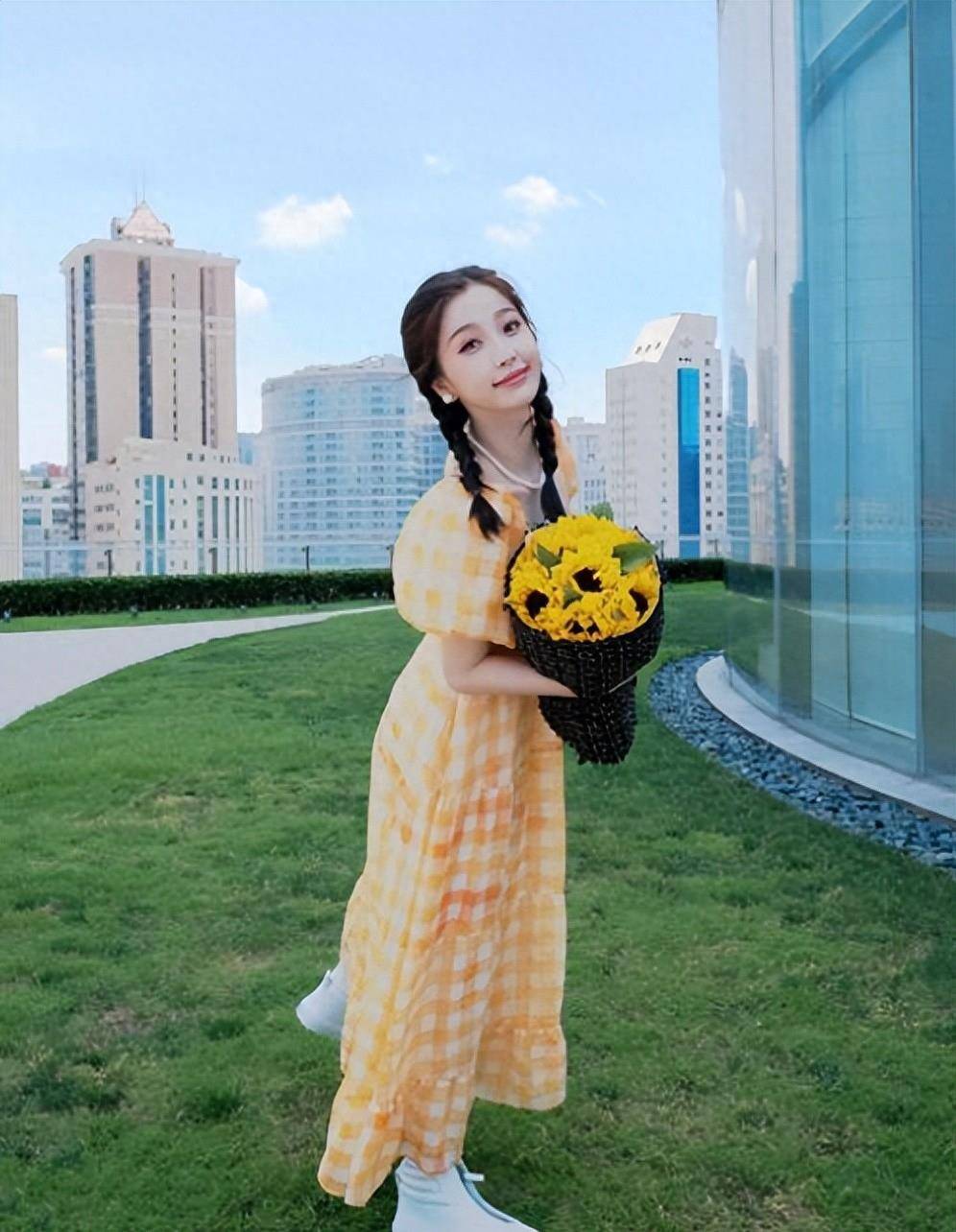 虞书欣"向日葵"大片来袭,搭配"少女麻花辫",让人不心动都难_不知道