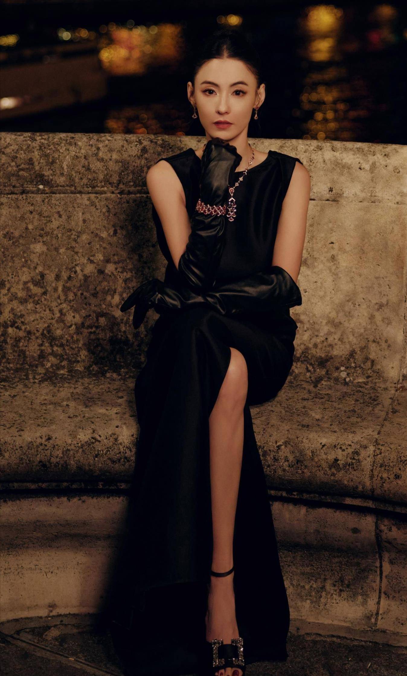 43岁张柏芝赫本风惊艳亮相,优雅又不失性感,只一眼便沉沦_魅力_气质